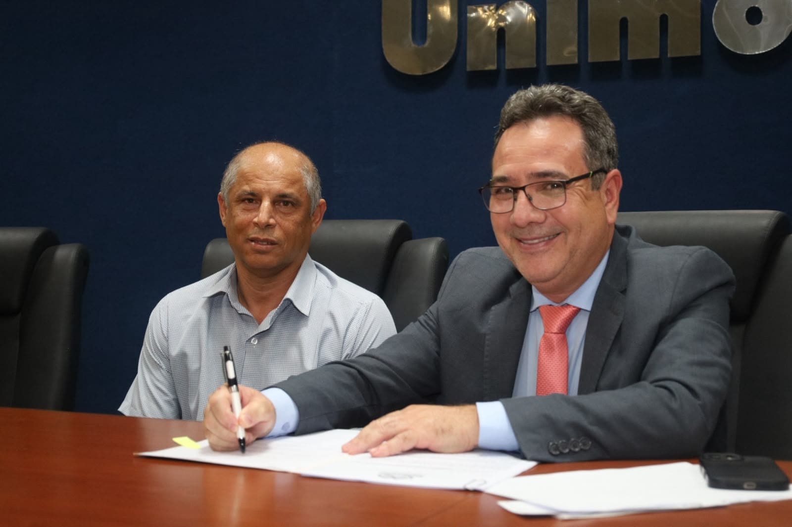 Assinatura simbólica do contrato de licenciamento entre a Unimontes e a Coopermapi